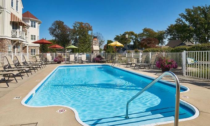 Holland House | "Nantucket 1 Bedroom" Luxury Townhome, Pool, Hot Tub, Golf Membership, Near Lake and Beaches