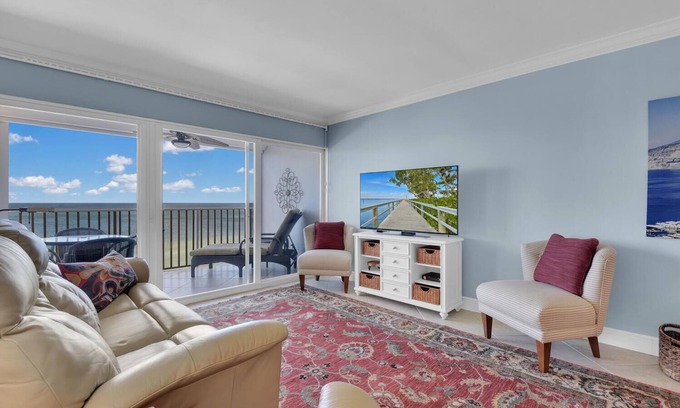 Moorings Condo | Naples Continental Club 710 - Beachfront Moorings Condo!
