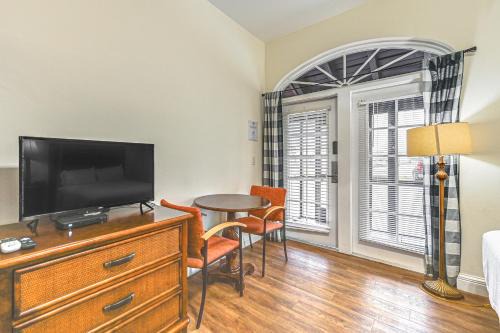 Naples Apartment | Naples Retreat with Screened Porch and Charcoal Grill
