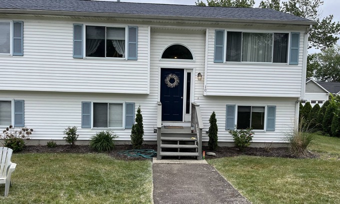 Bonnet Shores House | Narragansett Bonnet Shores Vacation Rental 5 Bed 2 bathCentral Air on main level