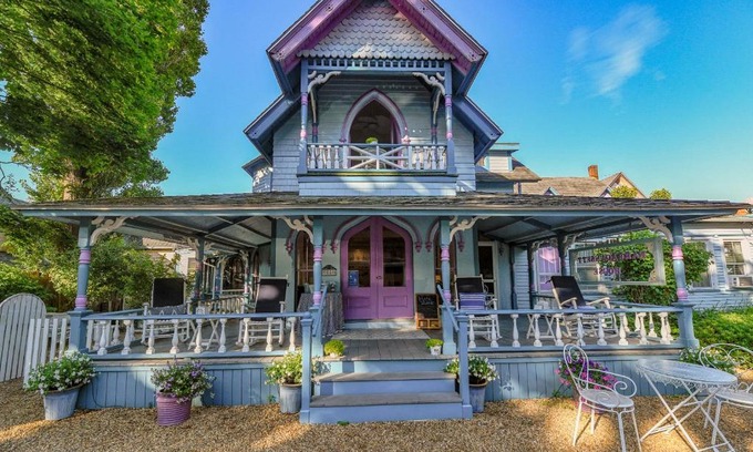 Oak Bluffs Bed & Breakfast | Narragansett House