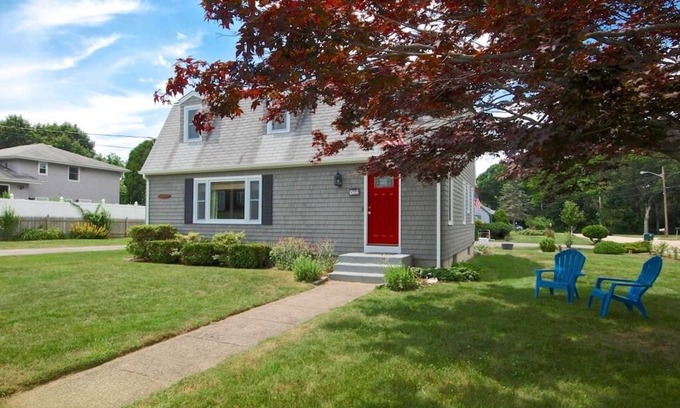 Narragansett Pier House | Narragansett Pier Immaculate, peaceful 5 bedroom cottage 1 mile to beach!
