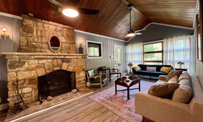 Ellwood City Cabin | Nate`s Cabin at Water`s Edge