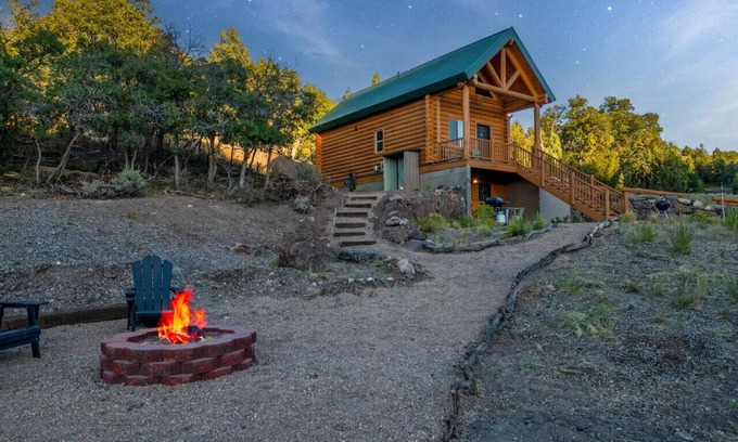 Alton Cabin | National Parks - Cowboy Hot tub and UFO Sightings