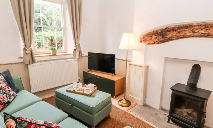 Natland Cottage | NATLAND HALL COTTAGE, pet friendly, with a garden in Kendal