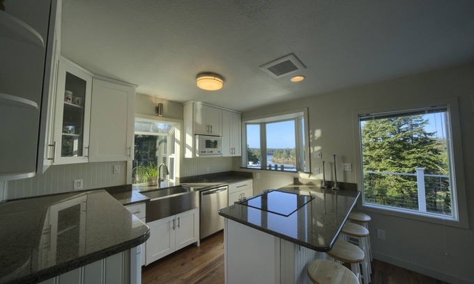 Langlois House | Natural Beauty Surrounds This Lakefront Property