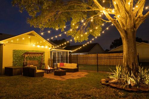 Seffner Community Alliance House | Natural Getaway with lake view and game room!