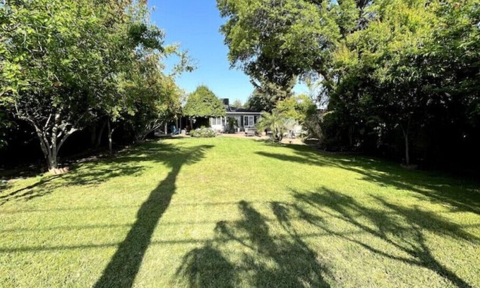 Glendora House | Natural Green Oasis conveniently near Route 66.n