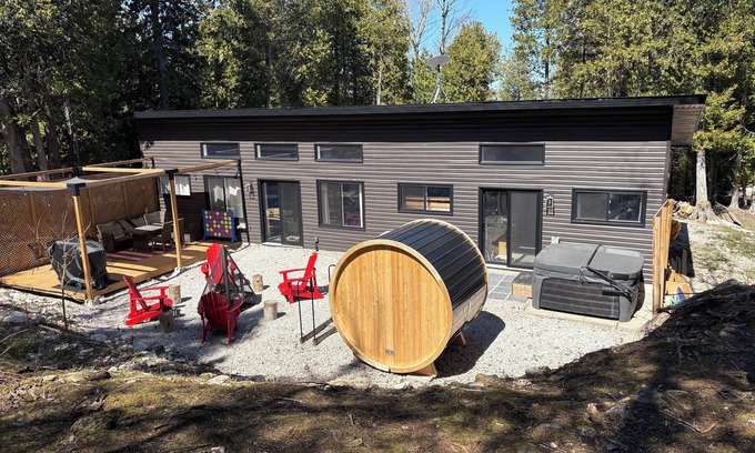 Northern Bruce Peninsula Cottage | Nature and Wellness Retreat with Nordic Sauna &SPA by Georgian Bay & Bruce Trail