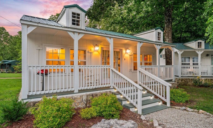 Blue Eye Cabin | Nature-Focused Getaway | Creekside Studio w/Modern Comforts & Free Ticket Perks!