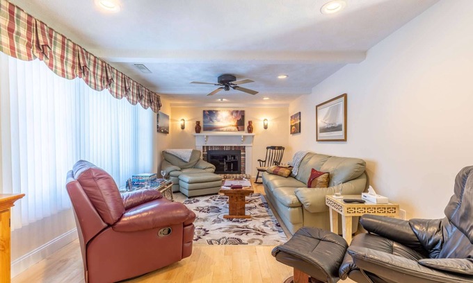 Gloucester House | Nature Lover's Paradise: cozy couples/families, near town, nature walks, HiSpeed WiFi, 3 Smart TVs