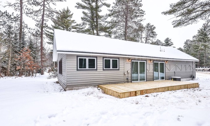Manitowish Waters Cabin | Nature retreat & cabin on snowmobile trails with firepit - dogs ok