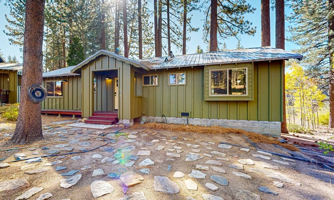 Black Bart House | Nature retreat with large patio, wood stove, WIFI, & conveniently located!
