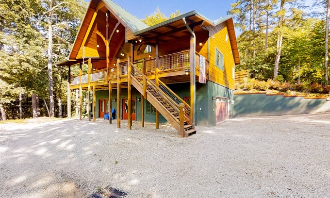 Franklin House | Nature's Edge | House in Franklin with a wood stove & mountain views