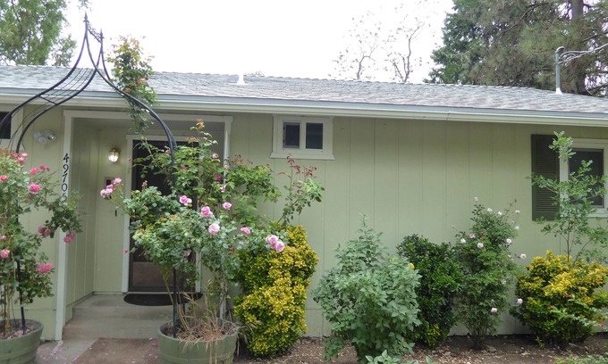 Oakhurst House | Nature's Neighborhood Bungalow - Adorable 10 miles to Yosemite