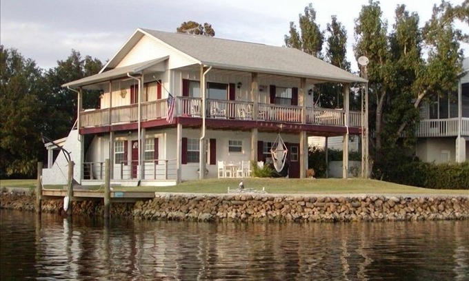 Homosassa House | Nautical Cabin with Panoramic Water Views