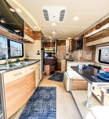 Willmar House | Navi- HUGE yard- MEGA playset- CUTE RV