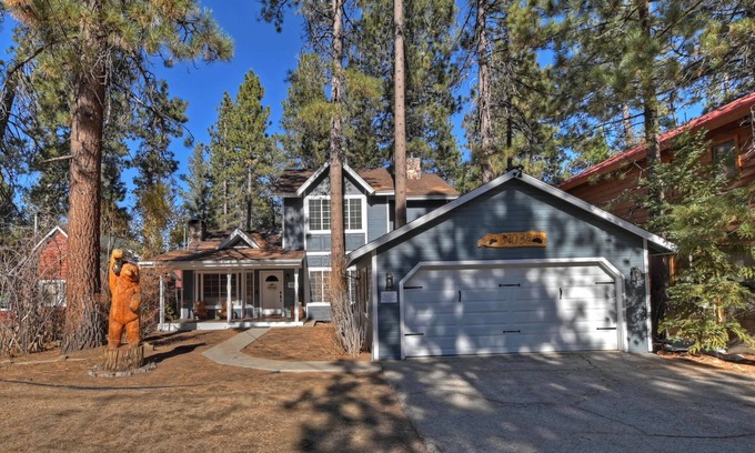 Patton House | Navigate Stays Family Bear Hug Hideaway Hot Tub & Gated Yard
