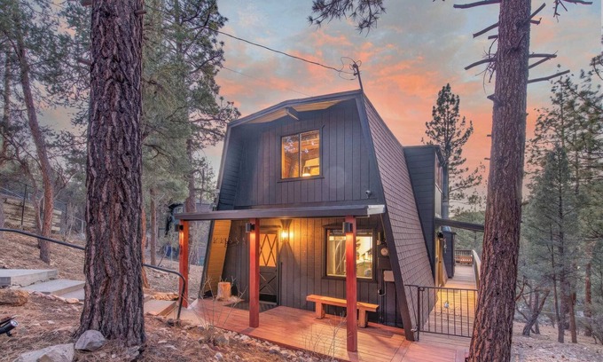 Whispering Forest House | Navigate Stays Mountainside Home Fire Pit and Deck
