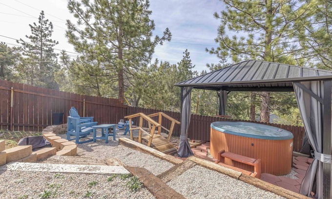 Sugarloaf House | Navigate Stays Woodsy Hideaway Cozy & Nostalgic