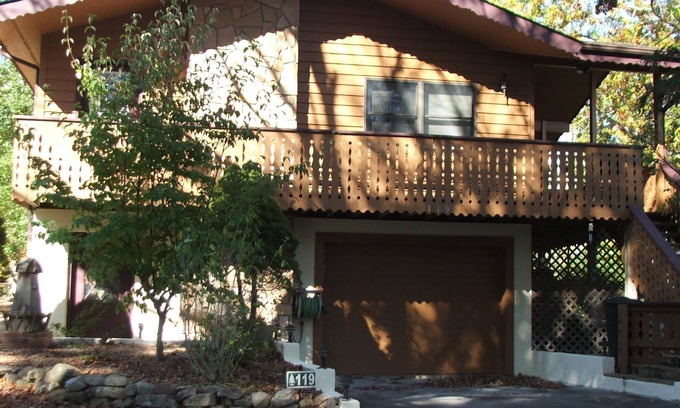 Newland Ski Chalet | NC Blue Ridge Mountain chalet overlooking mountain golf course