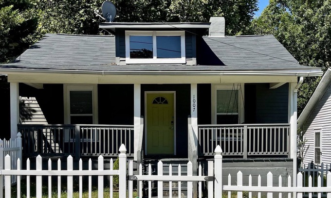 University Park Apartment | NC STATE, Cameron Village-Wake Med-dogs ok-fenced