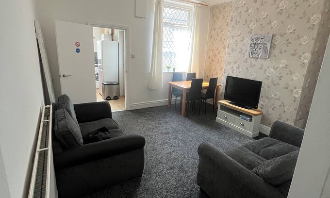 Oldham House | nCosy 3-Bed Home in Central Oldham – Family & Work-Friendly
