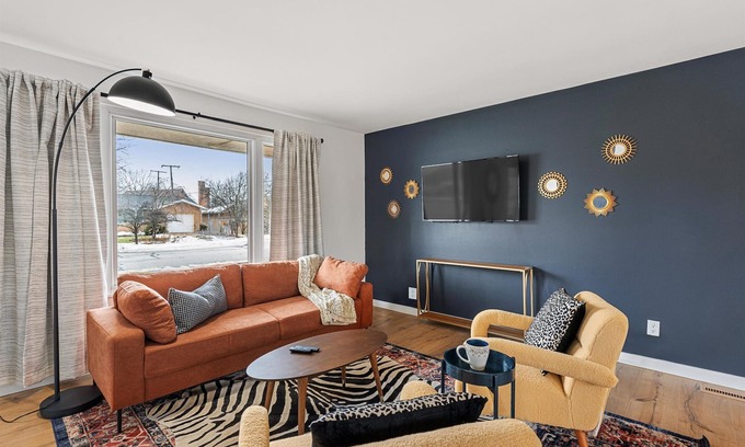 South Bend House | NDU Getaway: Movie/Game Room - Backyard