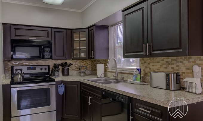 River Park House | Near Beaches★KING Bed★Fast WiFi★Fire Pit★Game Room★45% discount 28 day stay