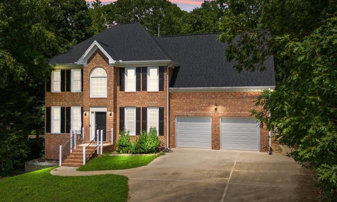 Cary House | Near Downtown Cary and Raleigh - 5 room King beds, walking distance to Bond Park