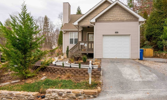Hendersonville House | Near Downtown - Full Amenities Kitchen - Hot Tub