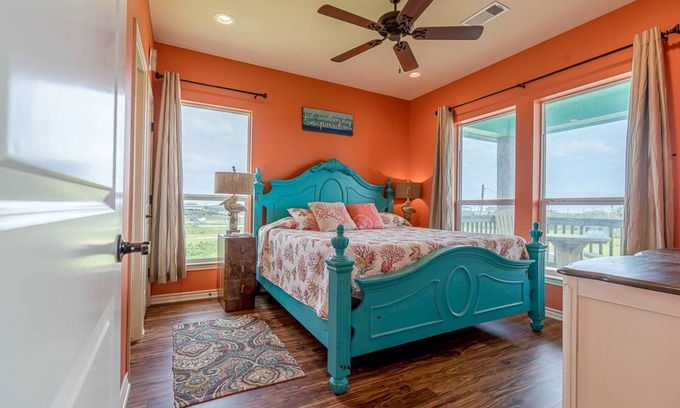 Galveston House | Near Ferry|RV Pad|Hookups|2 mins to Beach|Water Views