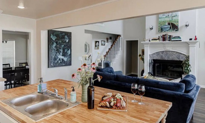 Center Point House | NEAR GUADALUPE RIVER-HOT TUB🛁-25 PRIVATE ACRES- DARK SKY FRIENDLY-SOLAR ECLIPSE