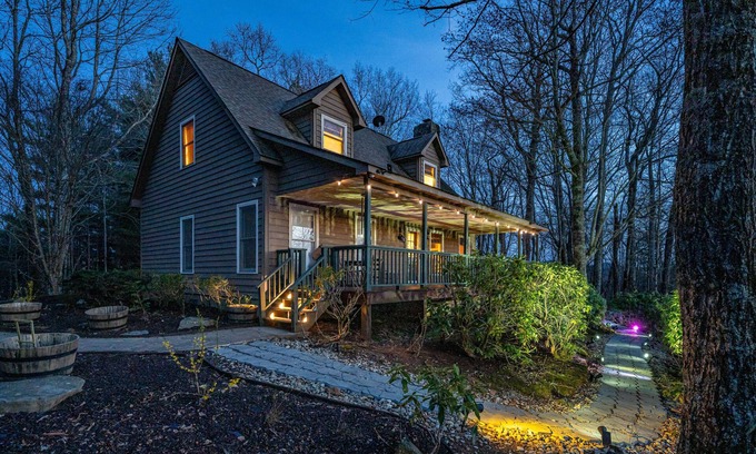 Scaly Mountain House | Near Highlands: 36-Acre Scaly Mountain Lodge