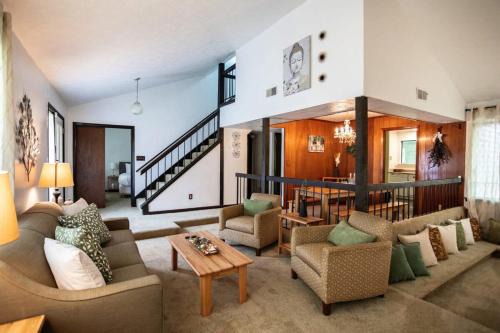 Montgomery House | Near Hospital & Dining- Merry on Moorcroft