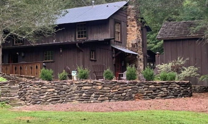 Clayton Cabin | Near Lake Burton, gorgeous Mtn. View, 1920 Timpson Creek School House.