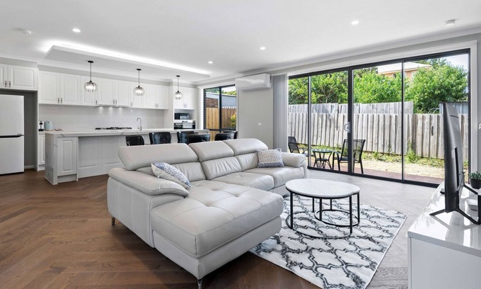 Notting Hill House | Near Monash Uni & Shops - Contemporary 4-Bed Home