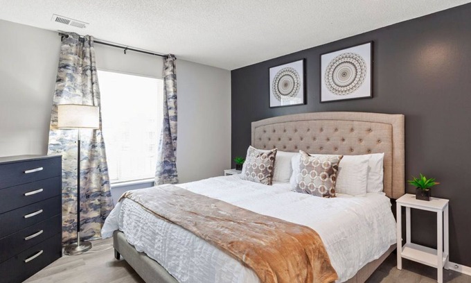 Southmoreland Apartment | Near Old Westport Premier Downtown Area 2B/1B Home