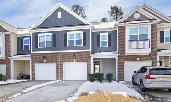 Clegg Apartment | Near RDU & RTP Modern Townhome Sleeps 6