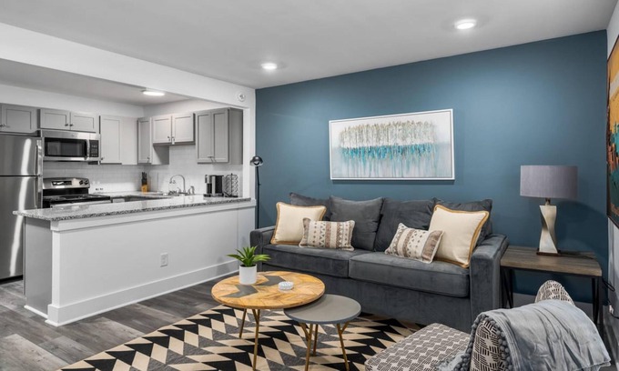 Forest Park Apartment | Near Restaurants Breweries and Golf