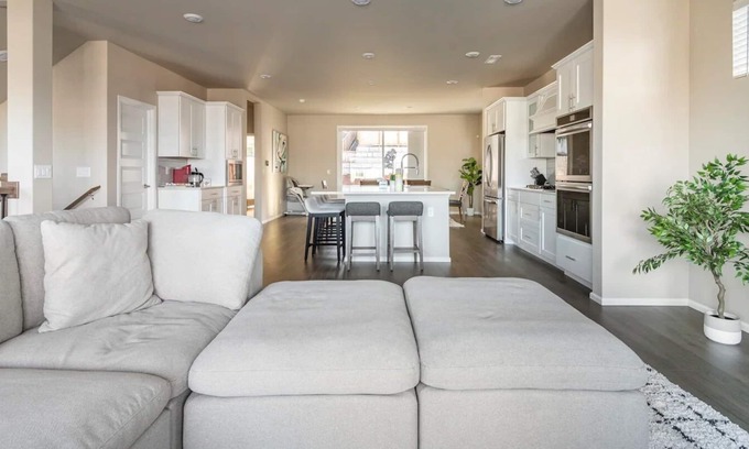 Renton House | [NEAR SEATTLE AND AIRPORT] Modern Spacious 4BR New Home for Up to 12 Guests
