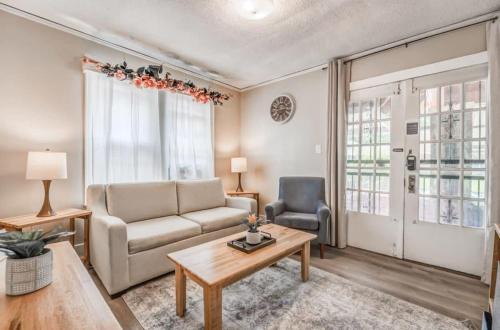 Vollintine-Evergreen Apartment | Near Shopping & Dining- Magic in Midtown- Unit B