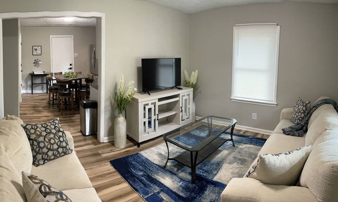 Clarksville Apartment | Near Shows,Food,Casino, Racing Sleeps 6, family/pet friendly, 2 miles to post