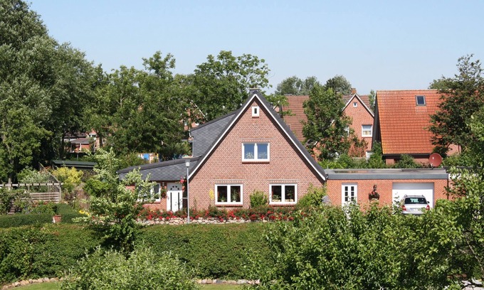Toenning Apartment | near the dyke (30m) and green beach, sea water swimming pool