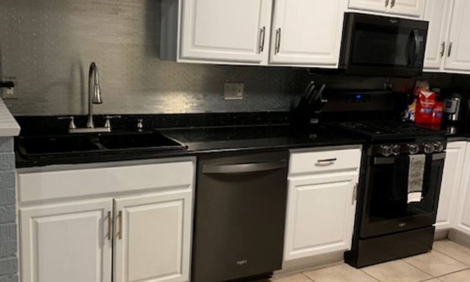 Read Boulevard East House | Near the Fun, Far From the Hustle: 4-bdrm house in fabulous NOLA w/Bar & Wifi