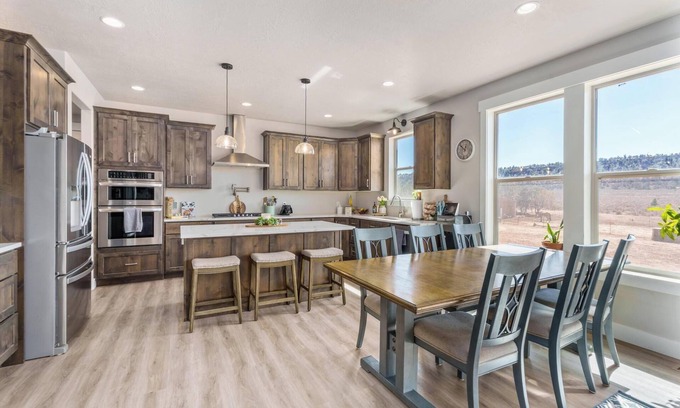 Apple Valley House | Near Zion - Mountain views + Trails - Great for large groupsnEquine friendly