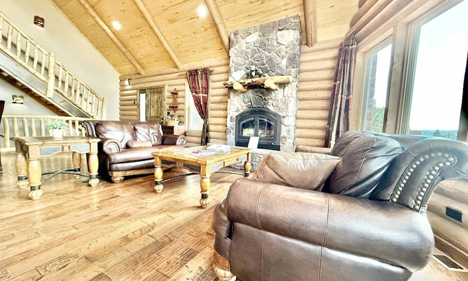 Mammoth Creek Cabin | Near Zion National Park! Modern cabin with panaramic views. Pet Friendly!