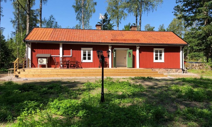 Edsbro Villa | Nedanby | Cottage | Idyllic location | Porch | Grill