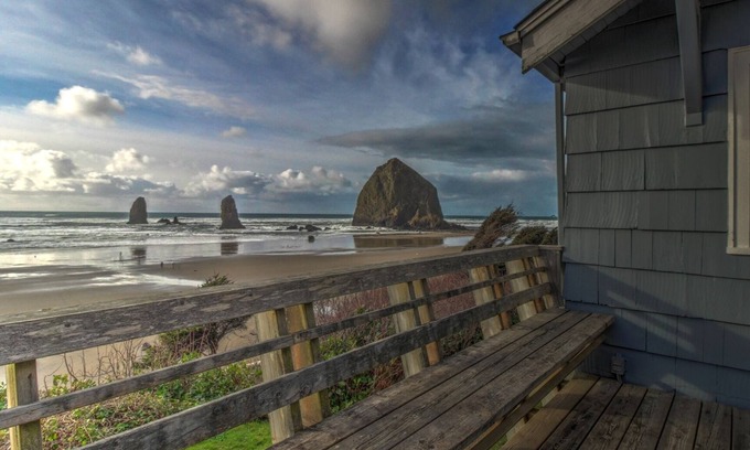 Tolovana Park House | Neilson's at Cannon Beach - Oceanfront deck - Cannon Beach Property mgmt