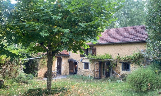 Campagnac-les-Quercy House | Nestled in the woods near the Rivers Dordogne and Ceou lies our secluded gem.